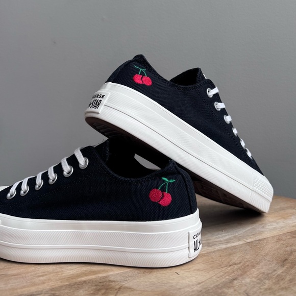 Converse Wmns size 7.5 Chuck Taylor All Star Lift Platform Low 'Cherries' Black - Picture 3 of 10